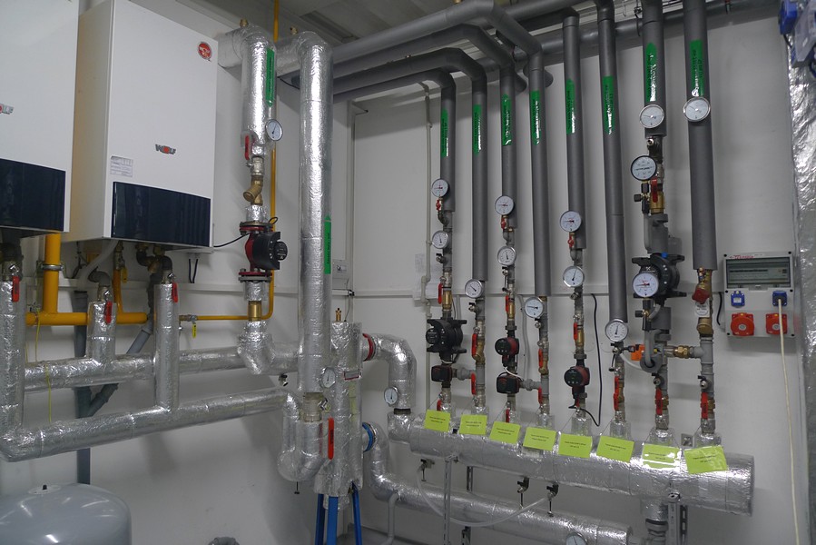 Ústřední vytápění, zdravotechnika, rozvody stlačeného vzduchu a plynová zařízení ve výrobně-skladovací hale