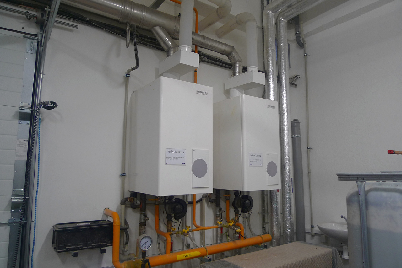 Plynová kotelna s přípojkou plynu, ústřední vytápění a zdravotechnika výrobní haly