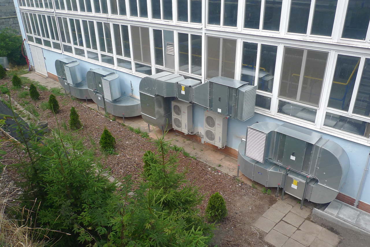 Větrání výrobních prostor, šaten a klimatizace kanceláří výrobní haly