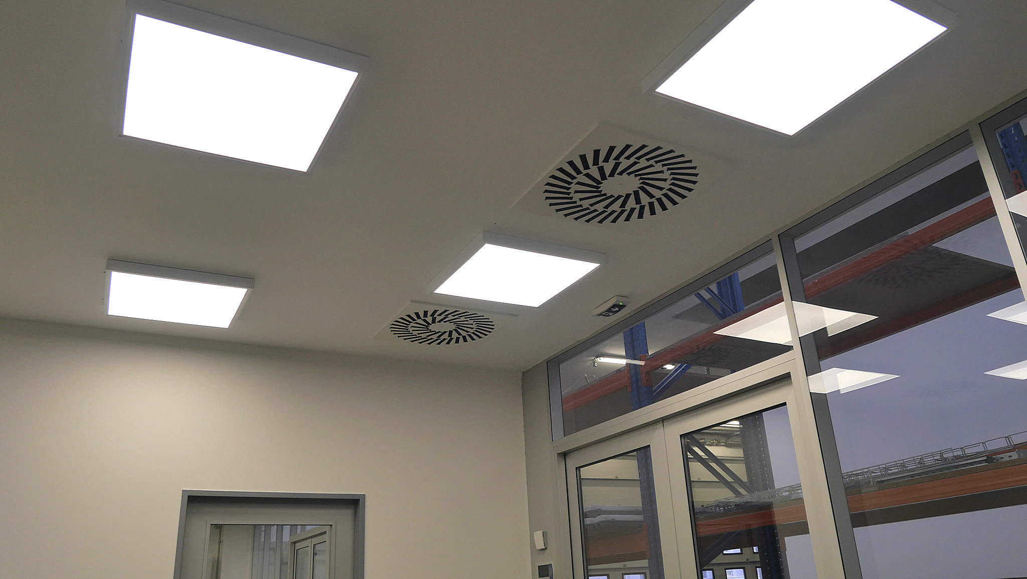 ROBE LIGHTING s. r. o., Valašské Meziříčí – klimatizace vývojových laboratoří